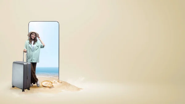 Plaj Geçmişi Olan Bir Cep Telefonu Ekranının Önünde Duran Şapkalı — Stok fotoğraf