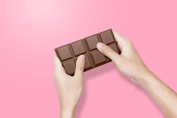 Mano Humana Sosteniendo Barra Chocolate Concepto Del Día Mundial Del —  Fotos de Stock