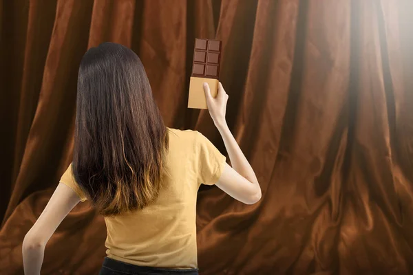 Žena Drží Ruce Čokoládovou Tyčinku Koncept Světového Dne Čokolády — Stock fotografie