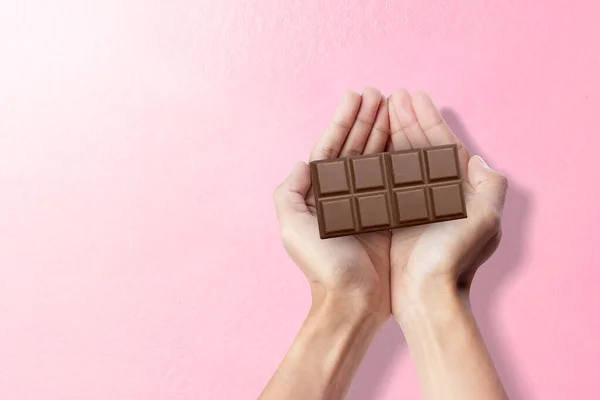 Mano Humana Sosteniendo Barra Chocolate Concepto Del Día Mundial Del —  Fotos de Stock