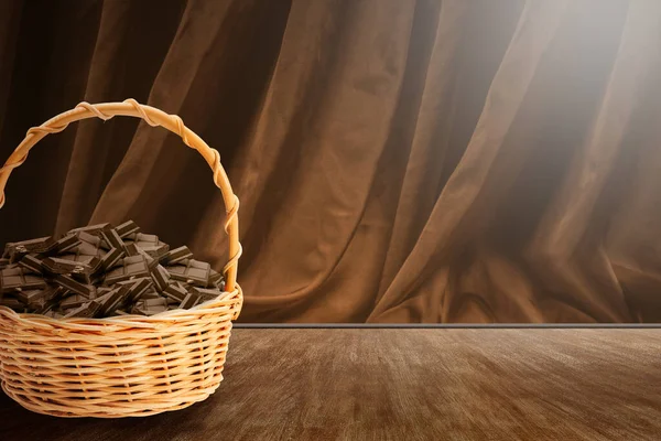 Chokladbitar Träkorgen Världskoncept För Chokladdagen — Stockfoto