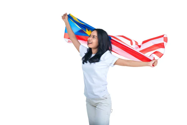 아시아 여성들은 일하얀 말레이시아 국기를 시킴으로써 말레이시아 독립일을 — 스톡 사진