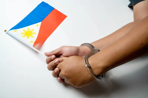 Tangan Manusia Borgol Dengan Bendera Nasional Filipina Latar Belakang Putih — Stok Foto