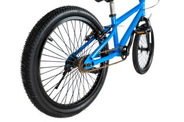 Mavi BMX bisiklet lastiği beyaz arkaplanda izole edildi