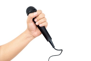 Beyaz arka planda izole edilmiş insan eli mikrofon.
