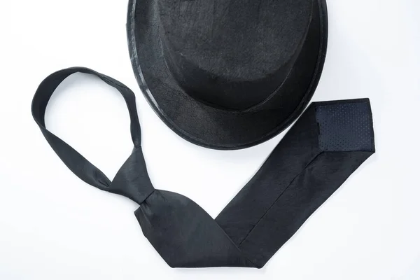 黑帽子和黑领带与白色背景隔离在一起 — 图库照片