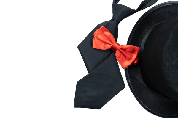黒の帽子と黒のネクタイで赤い蝶ネクタイは白い背景に隔離されています — ストック写真