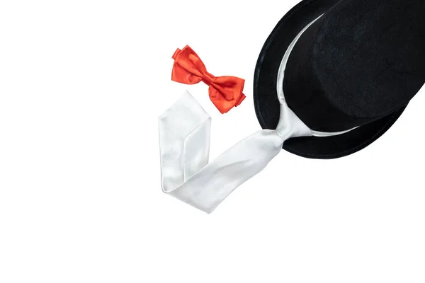 Czarny Kapelusz Srebrny Krawat Czerwoną Muszką Białym Tle — Zdjęcie stockowe