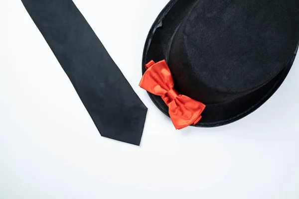 Czarny Kapelusz Czarny Krawat Czerwoną Muszką Białym Tle — Zdjęcie stockowe