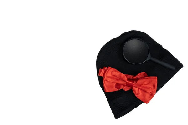 Черная Шляпа Увеличительное Стекло Красный Галстук Бабочка Изолированы Белом Фоне — стоковое фото