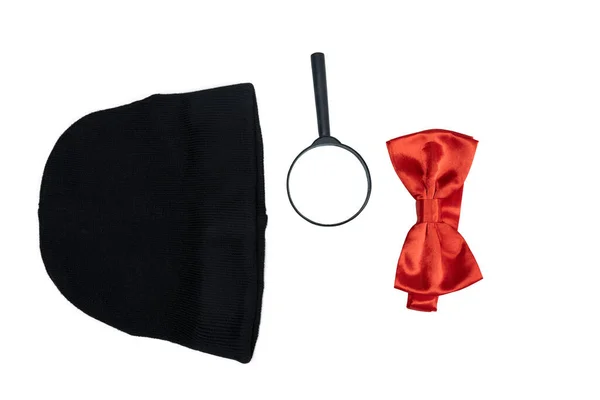黑色的帽子 放大镜 红色的领结 与白色背景隔离在一起 — 图库照片
