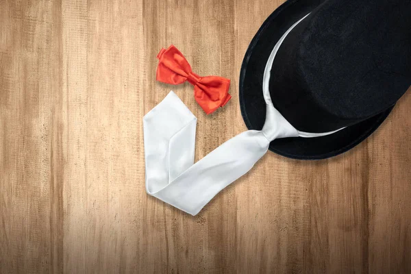 Sombrero Negro Corbata Plateada Con Pajarita Roja Sobre Fondo Madera — Foto de Stock