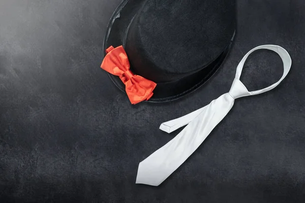 黑色的帽子和银色领带 背景是彩色的红色领结 父亲节的概念 — 图库照片