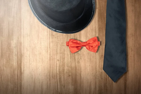 Sombrero Negro Corbata Con Pajarita Roja Sobre Fondo Madera Concepto — Foto de Stock