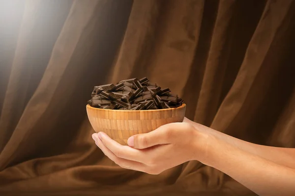 Mänsklig Hand Som Håller Skål Med Chokladbitar Världskoncept För Chokladdagen — Stockfoto