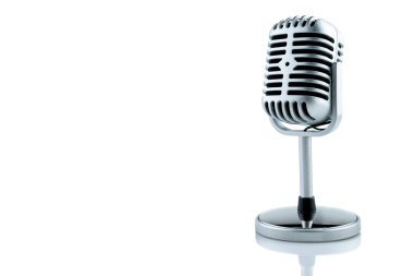 Mikrofon beyaz arka planda izole edilmiştir. Dünya müzik günü konsepti