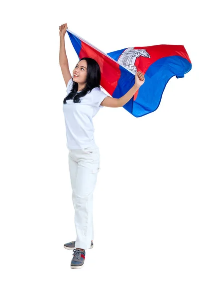 亚洲妇女于11月9日庆祝柬埔寨独立日 举着因白色背景而隔绝的柬埔寨国旗 — 图库照片