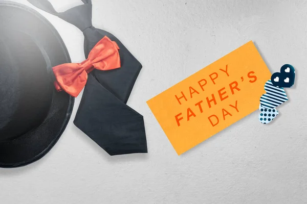 Czarny Kapelusz Krawat Czerwoną Muszką Kolorowym Tle Koncepcja Dnia Ojców — Zdjęcie stockowe