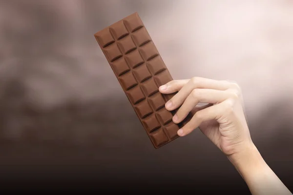 Människans Hand Håller Chokladkakan Världskoncept För Chokladdagen — Stockfoto