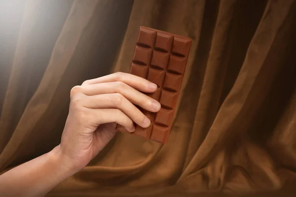 Mão Humana Segurando Barra Chocolate Conceito Dia Mundial Chocolate — Fotografia de Stock