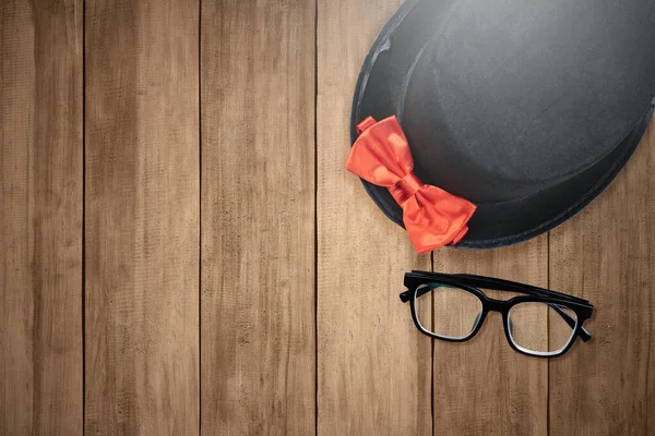 Chapéu Preto Laço Vermelho Com Óculos Sobre Fundo Madeira Conceito — Fotografia de Stock