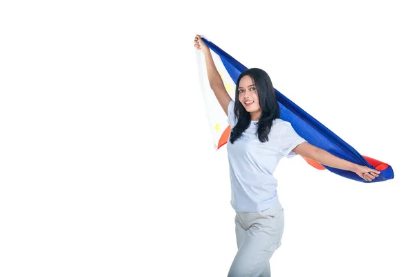6月12日 亚洲妇女举着菲律宾国旗庆祝菲律宾独立日 — 图库照片