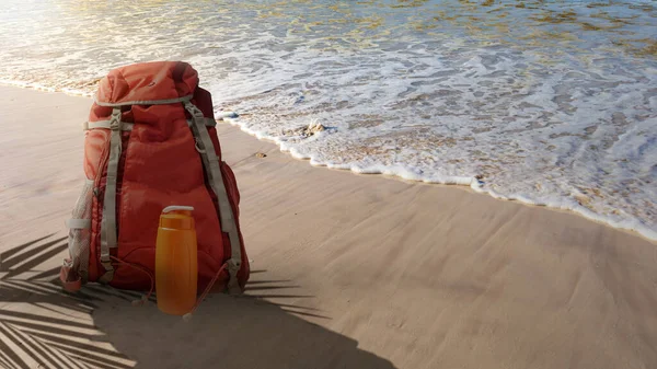 Plecak Piaszczystej Plaży Falami Morskimi Koncepcja Letnia — Zdjęcie stockowe
