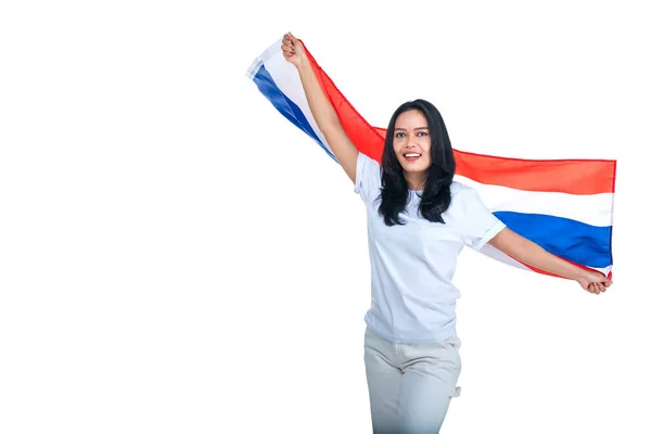 12月5日是泰国独立日 亚洲妇女举着在白色背景下隔绝的泰国国旗庆祝独立日 — 图库照片