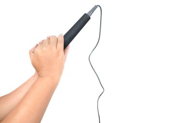 Beyaz arka planda izole edilmiş insan eli mikrofon.