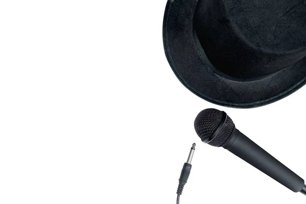 Schwarzer Hut Und Schwarzes Mikrofon Isoliert Über Weißem Hintergrund — Stockfoto