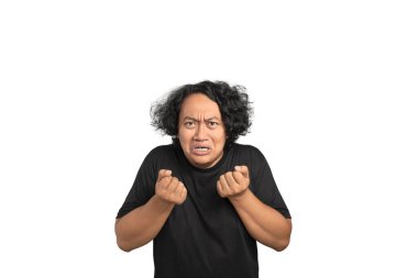 Beyaz arka planda izole edilmiş üzgün bir yüz ifadesi olan Asyalı bir adamın portresi. Meme yüz konsepti