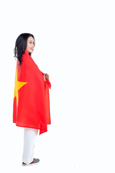 アジアの女性は白の背景に隔離されたベトナムの旗を保持することによって9月2日にベトナムの独立記念日を祝う — ストック写真