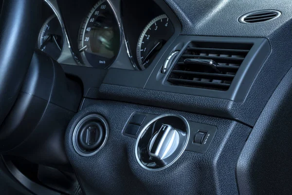 方向盘 仪表盘 速度计显示器 现代汽车内部 — 图库照片