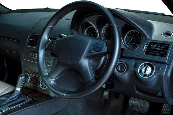 ステアリングホイール シフトレバー ダッシュボード スピードメーターディスプレイ 近代的な車のインテリア — ストック写真