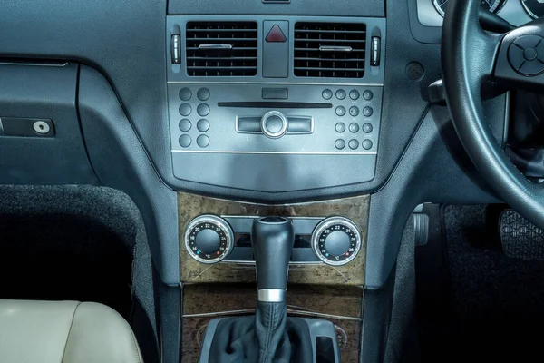 Τιμόνι Μοχλός Μετατόπισης Ταμπλό Οθόνη Ταχύμετρου Μοντέρνο Εσωτερικό Αυτοκινήτου — Φωτογραφία Αρχείου