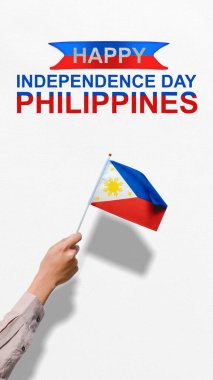 Filipin bayrağını tutan bir insan eli. Filipinler Bağımsızlık Günü konsepti