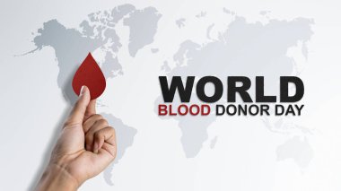 İnsan eli kırmızı kan damlasını gösteriyor. Dünya kan bağışı günü konsepti