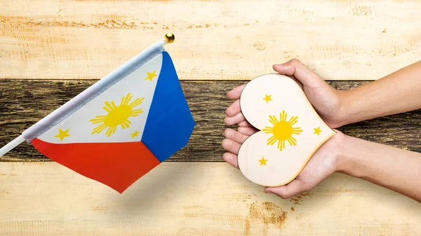 Una Mano Humana Sostiene Corazón Con Color Bandera Filipinas Filipinas —  Fotos de Stock
