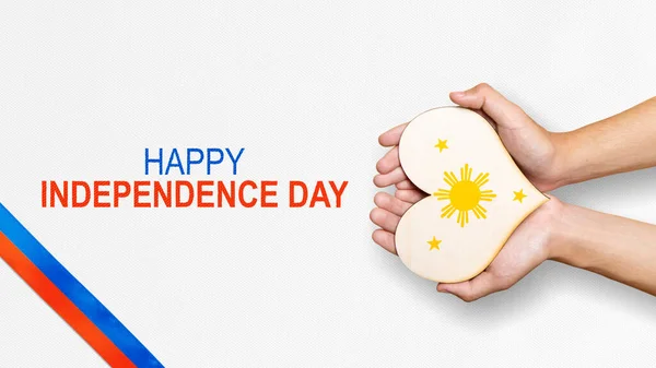 Ludzka Ręka Trzyma Serce Filipińską Flagą Koncepcja Dnia Niepodległości Filipin — Zdjęcie stockowe