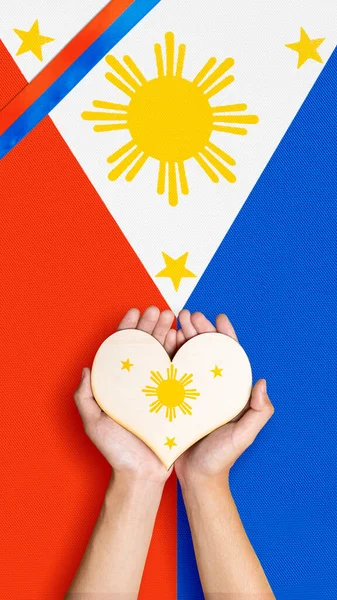 Egy Emberi Kéz Egy Fülöp Szigeteki Színű Szívet Tart Fülöp — Stock Fotó