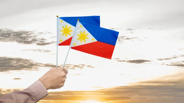 Filipin Bayrağını Tutan Bir Insan Eli Filipinler Bağımsızlık Günü Konsepti — Stok fotoğraf