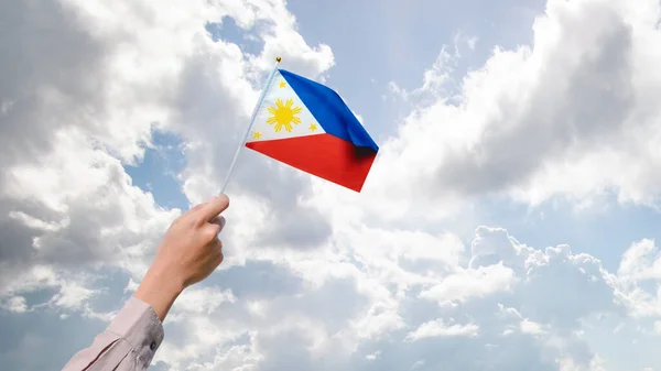 Una Mano Humana Sosteniendo Una Bandera Filipina Filipinas Concepto Del —  Fotos de Stock