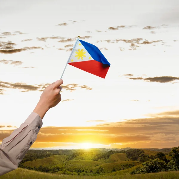 Человеческая Рука Филиппинским Флагом Концепция Дня Независимости Филиппин — стоковое фото