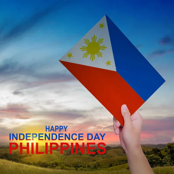 Una Mano Humana Sosteniendo Una Bandera Filipina Filipinas Concepto Del —  Fotos de Stock
