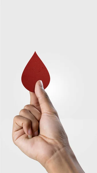 Ludzka Ręka Pokazuje Czerwoną Kroplę Krwi Odizolowaną Białym Tle — Zdjęcie stockowe