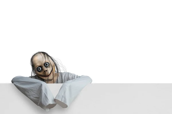Τρομακτικό Momo Στέκεται Πίσω Από Τον Τοίχο Λευκό Φόντο Τρομακτικό — Φωτογραφία Αρχείου