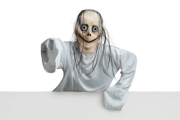 Děsivý Momo Stál Zdí Bílém Pozadí Strašidelný Obličej Pro Halloweenskou — Stock fotografie