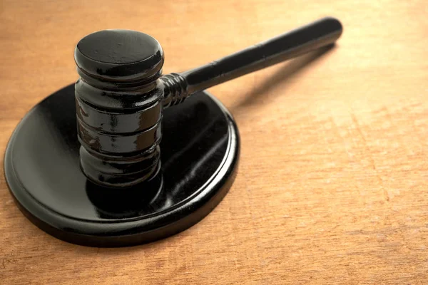 法官Gavel和声卡在木制桌子上 法律和司法概念 — 图库照片