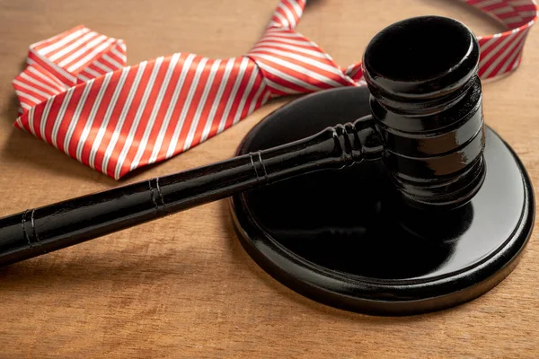 木製の机の上にギャベルとサウンドボードを裁判官 法と正義の概念 — ストック写真
