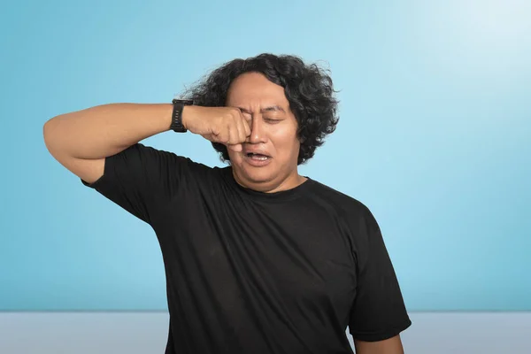 Porträt Eines Asiatischen Mannes Mit Traurigem Gesichtsausdruck Und Farbigem Hintergrund — Stockfoto